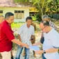 Camat Lubeg Nofiandi Amir mendampingi Tim Teknis dari BWSS V untuk pembuatan sumur bor di sebelah Gedung Balai Basuo Kecamatan Lubeg. (Foto: Kecamatan Lubeg)