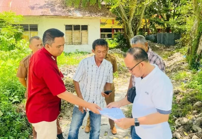 Camat Lubeg Nofiandi Amir mendampingi Tim Teknis dari BWSS V untuk pembuatan sumur bor di sebelah Gedung Balai Basuo Kecamatan Lubeg. (Foto: Kecamatan Lubeg)