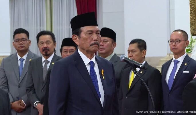 Luhut Binsar Pandjaitan dilantik sebagai Ketua Dewan Ekonomi Nasional oleh Presiden Prabowo Subianto di Istana Negara, Jakarta, Senin (21/10/2024). (Tangkapan Layar Youtube Sekretariat Presiden)