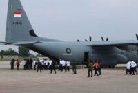 Para menteri Kabinet Merah Putih (berkemeja putih dan topi biru) menaiki Pesawat Super Hercules untuk bertolak ke Magelang, Jawa Tengah, Kamis (24/10/2024). (Foto: Antara/Rangga Pandu Asmara Jingga)