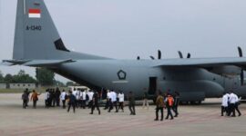 Para menteri Kabinet Merah Putih (berkemeja putih dan topi biru) menaiki Pesawat Super Hercules untuk bertolak ke Magelang, Jawa Tengah, Kamis (24/10/2024). (Foto: Antara/Rangga Pandu Asmara Jingga)