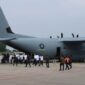 Para menteri Kabinet Merah Putih (berkemeja putih dan topi biru) menaiki Pesawat Super Hercules untuk bertolak ke Magelang, Jawa Tengah, Kamis (24/10/2024). (Foto: Antara/Rangga Pandu Asmara Jingga)