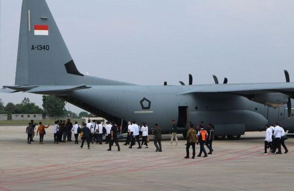 Para menteri Kabinet Merah Putih (berkemeja putih dan topi biru) menaiki Pesawat Super Hercules untuk bertolak ke Magelang, Jawa Tengah, Kamis (24/10/2024). (Foto: Antara/Rangga Pandu Asmara Jingga)