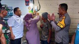 Rumah warga di Kelurahan Mata Air mendapat sambungan listrik baru, Rabu (23/10/2024). (Foto: Diskominfo Padang)