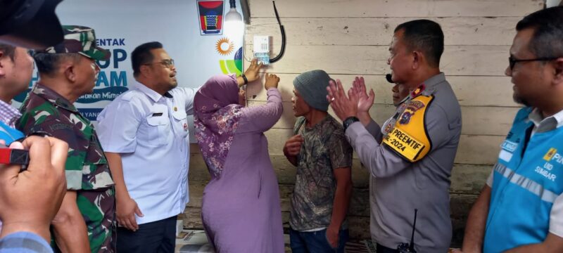 Rumah warga di Kelurahan Mata Air mendapat sambungan listrik baru, Rabu (23/10/2024). (Foto: Diskominfo Padang)