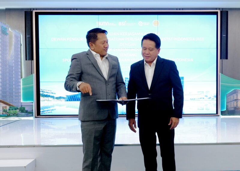Direktur Utama BSI Hery Gunardi (kanan) bersama Ketua DPP REI Joko Suranto (kiri) saat penandatangan perjanjian kerja sama BSI dengan REI. (Foto: BSI)