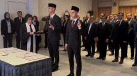 Pengambilan sumpah dan janji setia pewarganegaraan Indonesia Mees Hilgers dan Eliano Reijnders di Brussel, Belgia. (Foto: PSSI)
