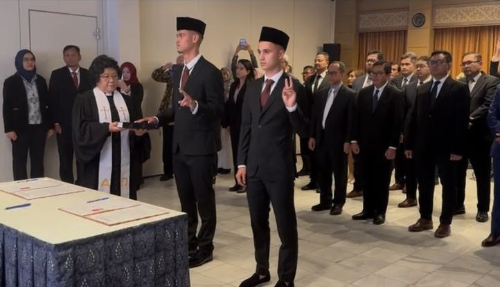 Pengambilan sumpah dan janji setia pewarganegaraan Indonesia Mees Hilgers dan Eliano Reijnders di Brussel, Belgia. (Foto: PSSI)