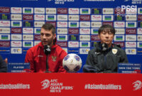 Kiper Timnas Indonesia Maarten Paes bersama pelatih Shin Tae-yong saat konferensi pers jelang Tiongkok vs Indonesia dalam Kualifikasi Piala Dunia 2026 Zona Asia di Tiongkok, Senin (14/10/2024). (Foto: PSSI) 