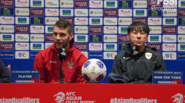 Kiper Timnas Indonesia Maarten Paes bersama pelatih Shin Tae-yong saat konferensi pers jelang Tiongkok vs Indonesia dalam Kualifikasi Piala Dunia 2026 Zona Asia di Tiongkok, Senin (14/10/2024). (Foto: PSSI) 