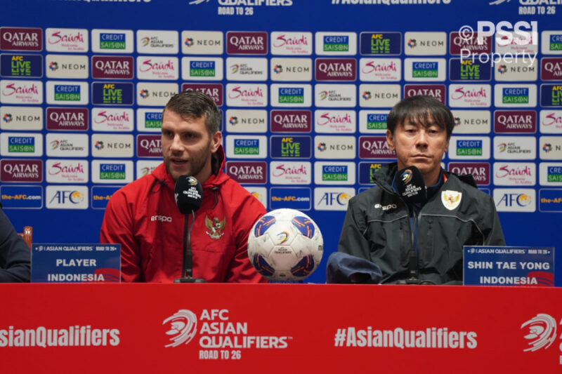 Kiper Timnas Indonesia Maarten Paes bersama pelatih Shin Tae-yong saat konferensi pers jelang Tiongkok vs Indonesia dalam Kualifikasi Piala Dunia 2026 Zona Asia di Tiongkok, Senin (14/10/2024). (Foto: PSSI) 