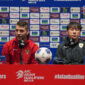 Kiper Timnas Indonesia Maarten Paes bersama pelatih Shin Tae-yong saat konferensi pers jelang Tiongkok vs Indonesia dalam Kualifikasi Piala Dunia 2026 Zona Asia di Tiongkok, Senin (14/10/2024). (Foto: PSSI) 