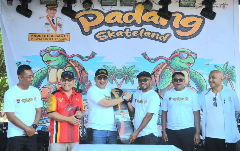 Pj Wali Kota Padang Andree Algamar meresmikan Padang Skatepark yang berlokasi di kawasan wisata Pantai Muaro Lasak. (Foto: Prokopim Padang)