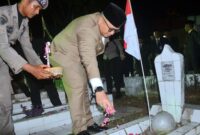 Pj Wali Kota Padang Andree Algamar melakukan tabur bunga di TMP Kuranji, Sabtu (9/11/2024). (Foto: Prokopim Padang)