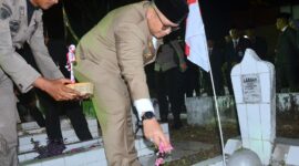 Pj Wali Kota Padang Andree Algamar melakukan tabur bunga di TMP Kuranji, Sabtu (9/11/2024). (Foto: Prokopim Padang)