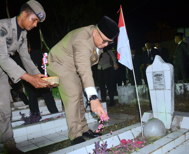 Pj Wali Kota Padang Andree Algamar melakukan tabur bunga di TMP Kuranji, Sabtu (9/11/2024). (Foto: Prokopim Padang)