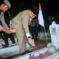 Pj Wali Kota Padang Andree Algamar melakukan tabur bunga di TMP Kuranji, Sabtu (9/11/2024). (Foto: Prokopim Padang)