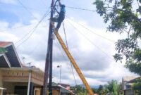 Petugas UPT PJU memasang lampu PJU di Kelurahan Tanjung Saba Pitameh. (Foto: Ist)