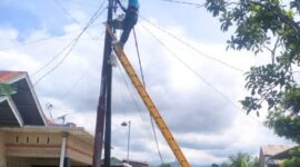 Petugas UPT PJU memasang lampu PJU di Kelurahan Tanjung Saba Pitameh. (Foto: Ist)