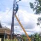 Petugas UPT PJU memasang lampu PJU di Kelurahan Tanjung Saba Pitameh. (Foto: Ist)