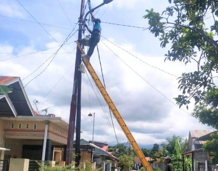 Petugas UPT PJU memasang lampu PJU di Kelurahan Tanjung Saba Pitameh. (Foto: Ist)