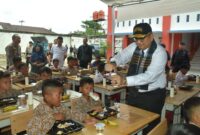 Penjabat (Pj) Wali Kota Padang Andree Algamar membersamai program simulasi makan siang sehat bergizi bagi siswa SDN 02 Lubuk Buaya, Rabu (6/11/2024). (Foto: Prokopim Padang)