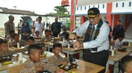 Penjabat (Pj) Wali Kota Padang Andree Algamar membersamai program simulasi makan siang sehat bergizi bagi siswa SDN 02 Lubuk Buaya, Rabu (6/11/2024). (Foto: Prokopim Padang)