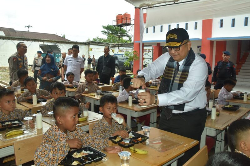 Penjabat (Pj) Wali Kota Padang Andree Algamar membersamai program simulasi makan siang sehat bergizi bagi siswa SDN 02 Lubuk Buaya, Rabu (6/11/2024). (Foto: Prokopim Padang)