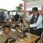 Penjabat (Pj) Wali Kota Padang Andree Algamar membersamai program simulasi makan siang sehat bergizi bagi siswa SDN 02 Lubuk Buaya, Rabu (6/11/2024). (Foto: Prokopim Padang)