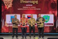 Pj Wali Kota Padang Andree Algamar menerima penghargaan KPI Award 2024 di Auditorium Abdurahman Saleh RRI Jakarta, Jumat (8/11/2024). (Foto: Prokopim Padang)