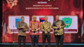 Pj Wali Kota Padang Andree Algamar menerima penghargaan KPI Award 2024 di Auditorium Abdurahman Saleh RRI Jakarta, Jumat (8/11/2024). (Foto: Prokopim Padang)