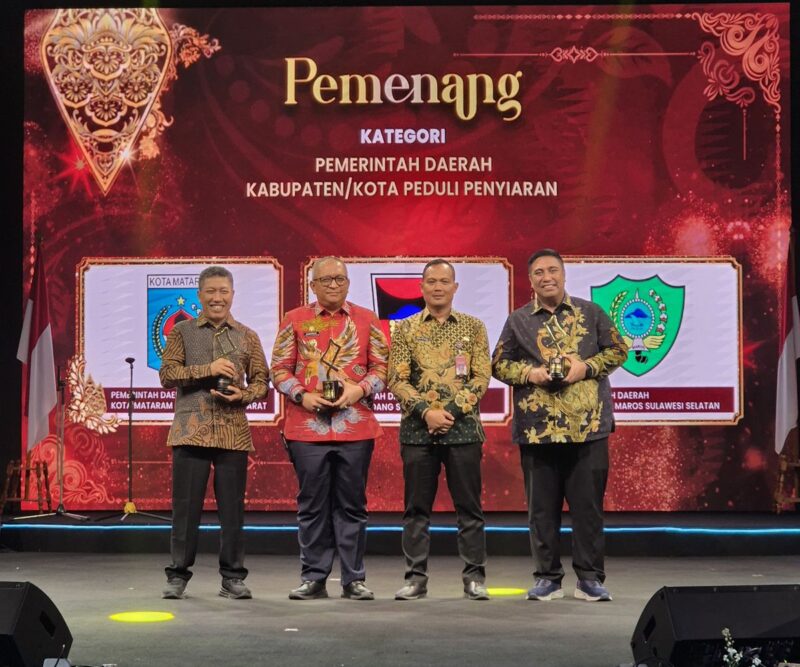 Pj Wali Kota Padang Andree Algamar menerima penghargaan KPI Award 2024 di Auditorium Abdurahman Saleh RRI Jakarta, Jumat (8/11/2024). (Foto: Prokopim Padang)