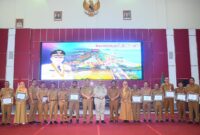 Pj Wali Kota Padang Andree Algamar bersama Pj Sekdako, Asisten dan para camat usai penyerahan piagam penghargaan aktivasi IKD di Gedung Bagindo Aziz Chan, Balai Kota Padang Aie Pacah, Selasa (12/11/2024). (Foto: Prokopim Padang)