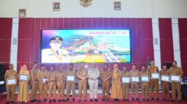Pj Wali Kota Padang Andree Algamar bersama Pj Sekdako, Asisten dan para camat usai penyerahan piagam penghargaan aktivasi IKD di Gedung Bagindo Aziz Chan, Balai Kota Padang Aie Pacah, Selasa (12/11/2024). (Foto: Prokopim Padang)
