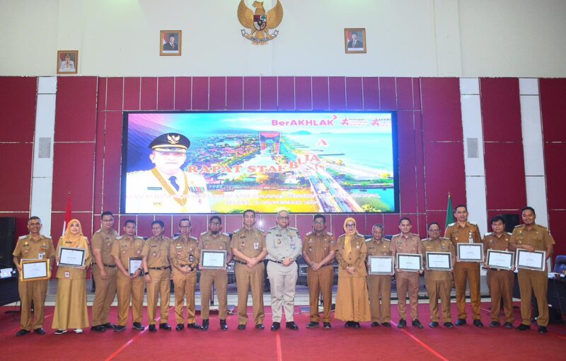 Pj Wali Kota Padang Andree Algamar bersama Pj Sekdako, Asisten dan para camat usai penyerahan piagam penghargaan aktivasi IKD di Gedung Bagindo Aziz Chan, Balai Kota Padang Aie Pacah, Selasa (12/11/2024). (Foto: Prokopim Padang)