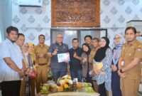 Pj Wali Kota Padang Andree Algamar menjamu Ketua Panitia Pelaksana Blue Ocean Minang Run 2025 Rennal Arifin dan tim di kediaman resmi Wali Kota Padang, Senin (11/11/2024). (Foto: Prokopim Padang)