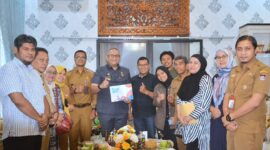 Pj Wali Kota Padang Andree Algamar menjamu Ketua Panitia Pelaksana Blue Ocean Minang Run 2025 Rennal Arifin dan tim di kediaman resmi Wali Kota Padang, Senin (11/11/2024). (Foto: Prokopim Padang)
