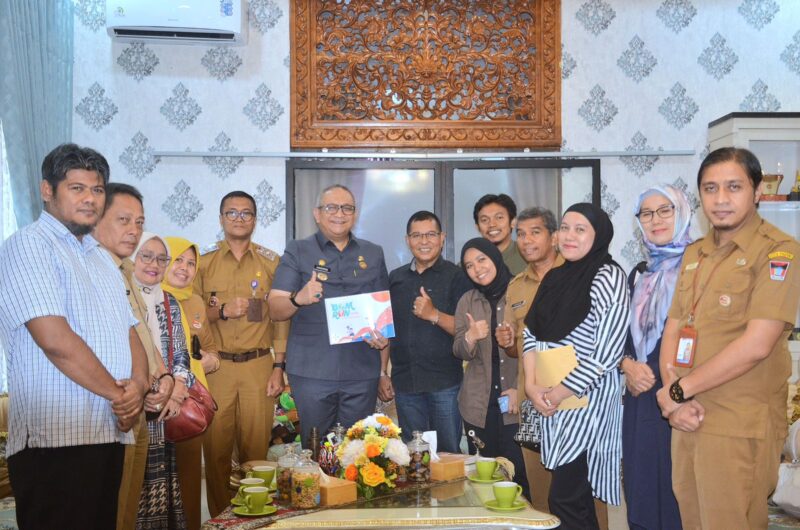 Pj Wali Kota Padang Andree Algamar menjamu Ketua Panitia Pelaksana Blue Ocean Minang Run 2025 Rennal Arifin dan tim di kediaman resmi Wali Kota Padang, Senin (11/11/2024). (Foto: Prokopim Padang)