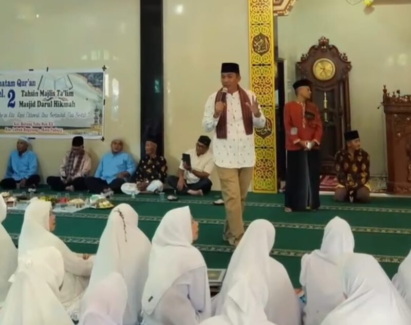 Camat Lubeg Nofiandi Amir saat menghadiri Khatam Al Quran Majelis Taklim Masjid Darul Hikmah (Surau Batu) Kelurahan Batuang Taba Nan XX, Minggu (17/11/2024). (Foto: Ist)