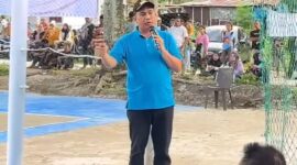 Camat Lubeg Nofiandi Amir memberikan sambutan saat pembukaan Open Turnamen Volley Ball Parlaw Cup V  Tahun 2024. Minggu (10/11/2024). (Foto: Ist)