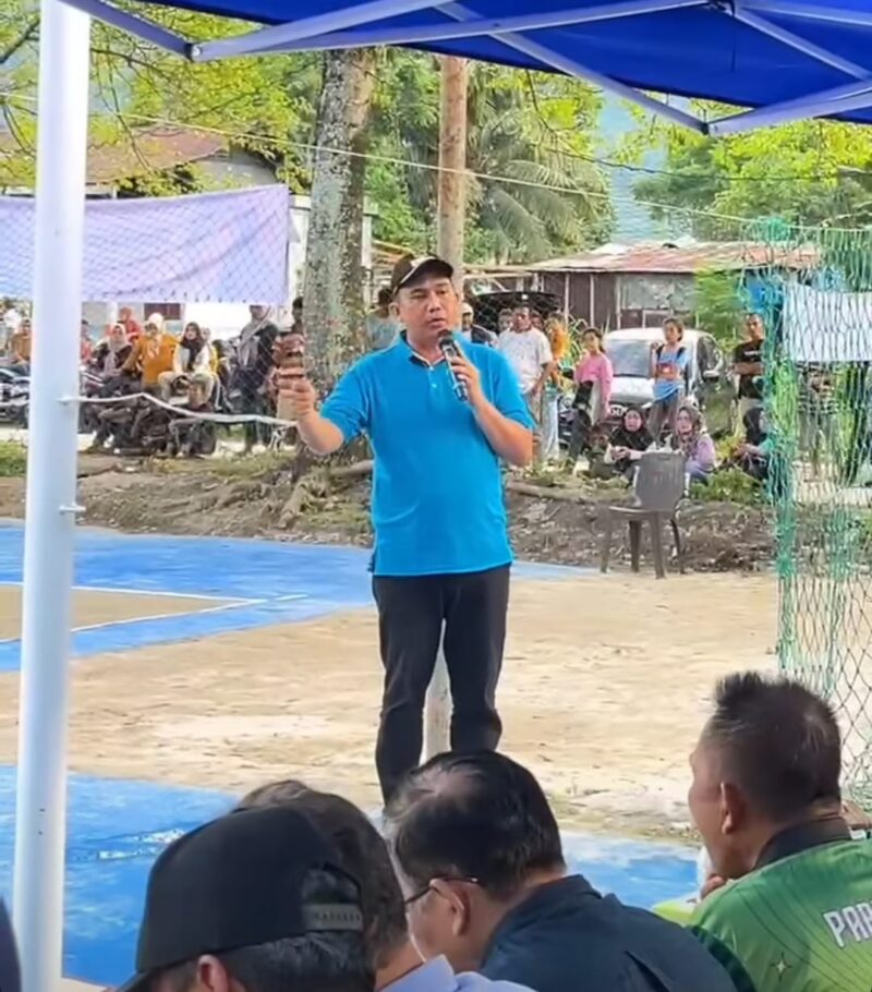 Camat Lubeg Nofiandi Amir memberikan sambutan saat pembukaan Open Turnamen Volley Ball Parlaw Cup V  Tahun 2024. Minggu (10/11/2024). (Foto: Ist)