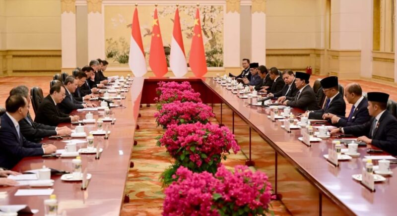 Presiden Prabowo Subianto melakukan pertemuan bilateral dengan Perdana Menteri Li Qiang di Great Hall of the People, Beijing, Sabtu (9/11/2024). (Foto: BPMI Setpres/Muchlis Jr)
