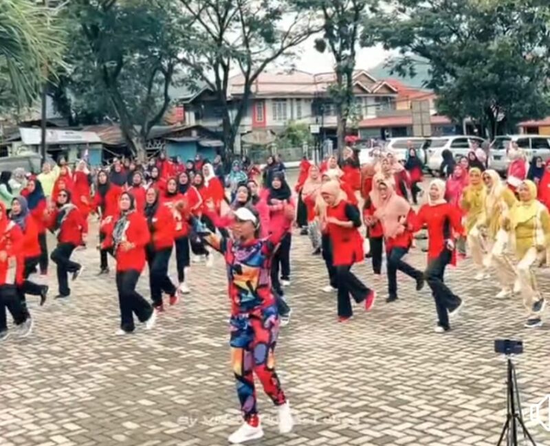 Senam bersama kegiatan Germas dalam rangka memperingati HKN ke-60, Rabu (13/11/2024). (Foto: Ist)
