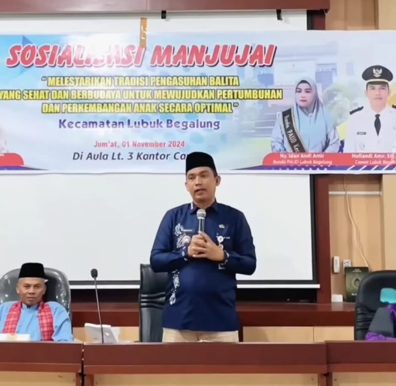 Camat Lubeg Andi Amir membuka sosialisasi Manjujai di Aula Lantai lll Kantor Camat, Jumat (1/11/2024). (Foto: Ist) 