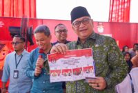 Pj Wali Kota Padang Andree Algamar memperlihatkan surat suara yang digunakan dalam simulasi pemungutan dan penghitungan suara Pilkada serentak, di halaman Kantor Camat Pauh, Kamis (14/11/2024). (Foto: Prokopim Padang)