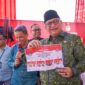Pj Wali Kota Padang Andree Algamar memperlihatkan surat suara yang digunakan dalam simulasi pemungutan dan penghitungan suara Pilkada serentak, di halaman Kantor Camat Pauh, Kamis (14/11/2024). (Foto: Prokopim Padang)