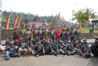 Pejabat Sementara (Pjs) Bupati Tanah Datar, Arry Yuswandi bersama peserta Wirabraja Off Road di depan Istano Basa Pagaruyung. (Foto: Prokopim Tanah Datar)