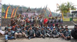 Pejabat Sementara (Pjs) Bupati Tanah Datar, Arry Yuswandi bersama peserta Wirabraja Off Road di depan Istano Basa Pagaruyung. (Foto: Prokopim Tanah Datar)