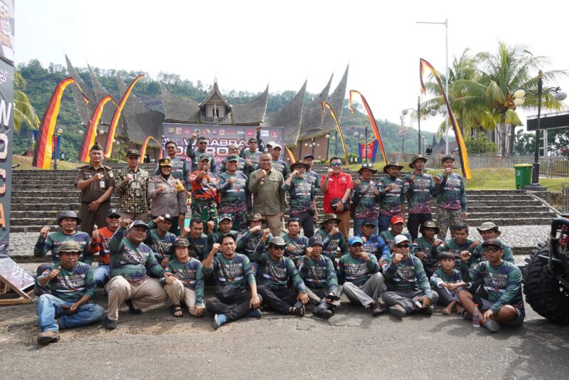 Pejabat Sementara (Pjs) Bupati Tanah Datar, Arry Yuswandi bersama peserta Wirabraja Off Road di depan Istano Basa Pagaruyung. (Foto: Prokopim Tanah Datar)