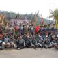 Pejabat Sementara (Pjs) Bupati Tanah Datar, Arry Yuswandi bersama peserta Wirabraja Off Road di depan Istano Basa Pagaruyung. (Foto: Prokopim Tanah Datar)